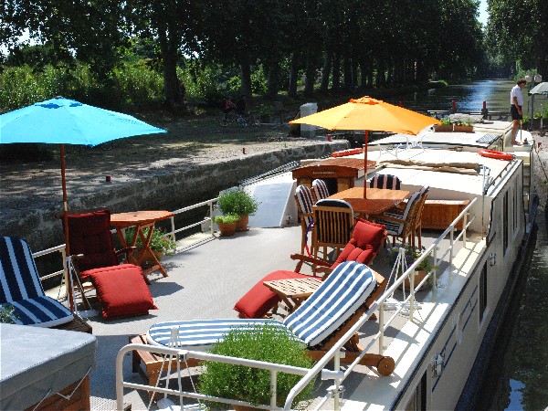 Su amplio solarium es perfecto para los que disfrutan del aire libre y el suave sol de la Provenza CRUCEROS FLUVIALES CANALES DE FRANCIA CANAL DU MIDI CLAIR DE LUNE DESCUENTOS OFERTAS CRUCEROS EN FAMILIA CRUCEROS EN GRUPO ALQUILER CHARTER DE CRUCEROS BARCOS PRIVADOS CRUCEROS SUR DE FRANCIA PROVENZA FRANCESA CANAL DU MIDI